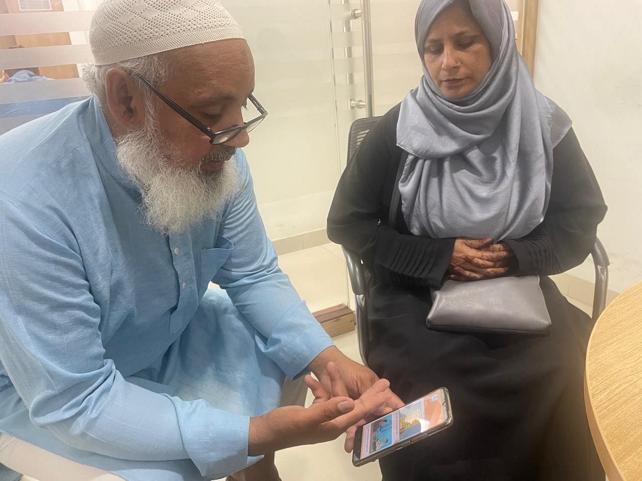 नई दिल्ली में उज्जीवन शाखा में सराफत अली और उनकी पत्नी राबिया | फोटो: उदित हिंदुजा/दिप्रिंट