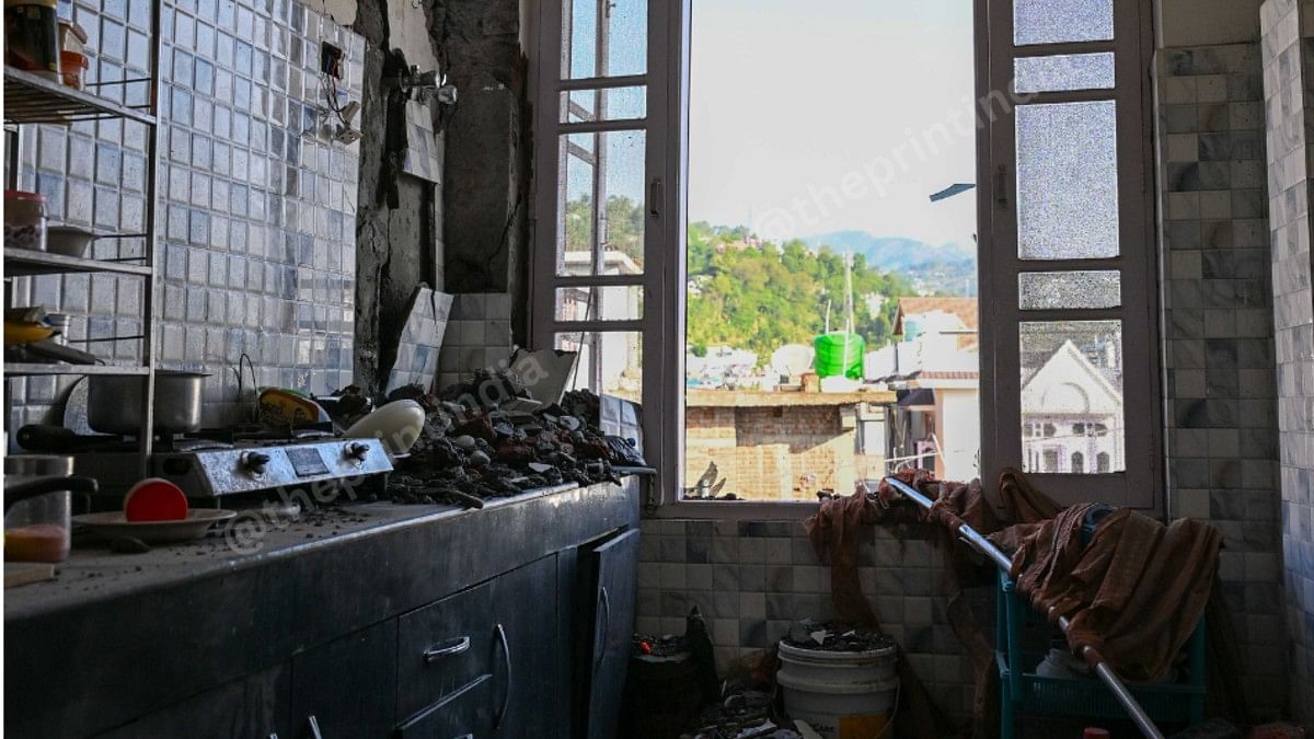 9 और 10 मई की दरमियानी रात को पुंछ जिले के 'सुरक्षित क्षेत्र' में एक दर्जन से ज़्यादा तोपों के गोले दागे गए | फोटो: सूरज सिंह बिष्ट/दिप्रिंट