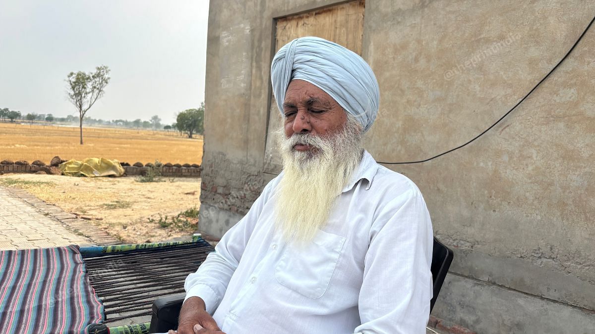 बीर तालाब गांव में अपने घर में 65 साल के अंग्रेज़ सिंह. उन्हें तेज़ आवाज़ें सुनाई देना याद है और तब से वह ‘एक मिनट के लिए भी’ नहीं सोए हैं | फोटो: बिस्मी टासकिन/दिप्रिंट