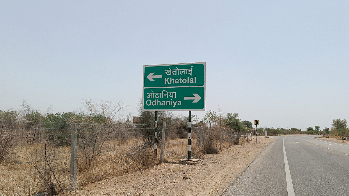 पोकरण परीक्षण रेंज के सबसे नजदीकी गांव खेतोलाई की ओर जाने वाला रोड साइनेज | फोटो: कृष्ण मुरारी/दिप्रिंट