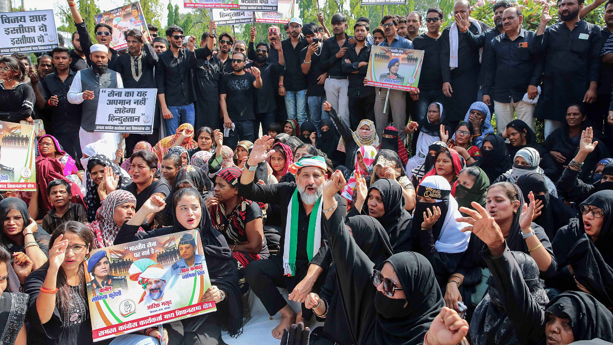 कांग्रेस विधायक आरिफ मसूद ने शुक्रवार को पार्टी कार्यकर्ताओं के साथ भोपाल में मध्य प्रदेश के मंत्री विजय शाह को बर्खास्त करने की मांग को लेकर धरना दिया | ANI