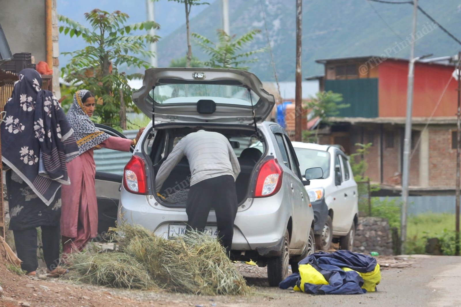 In Uri's ward 10, families transporting feed for their livestock, Uri | Photo: Praveen Jain | ThePrint