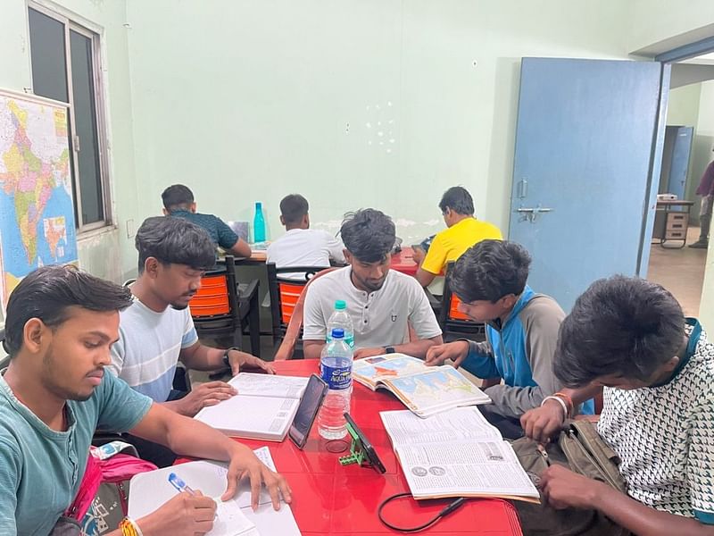 जामताड़ा में युवा पुरुष पढ़ाई में मदद करने और साइबर क्राइम से दूर रहने के लिए खुली लाइब्रेरी में पढ़ते हुए | फोटो: नूतन शर्मा/दिप्रिंट