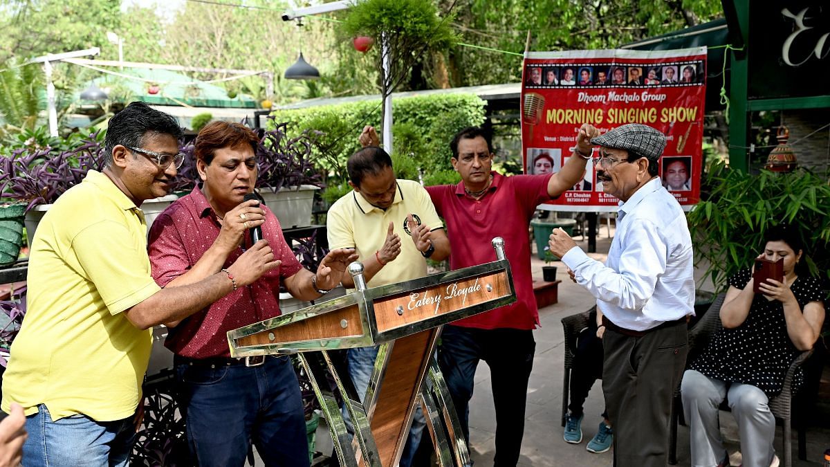 हर रविवार को रफी और आशा भोसले को श्रद्धांजलि दी जाती है | फोटो: सूरज सिंह बिष्ट/दिप्रिंट