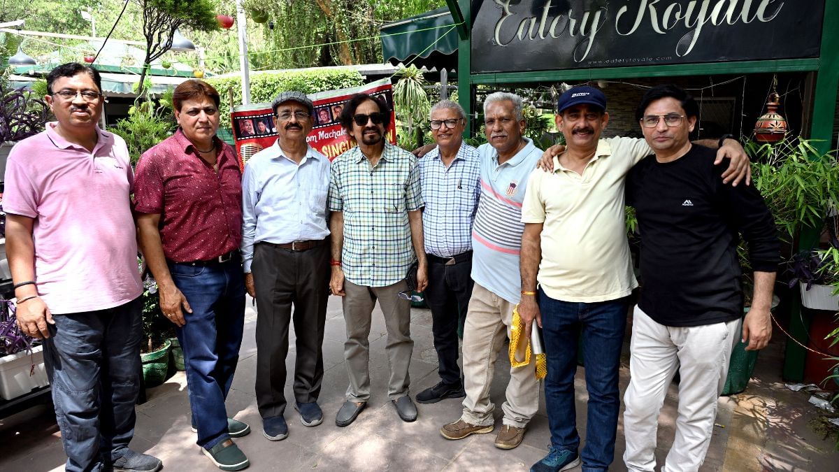 कराओके ग्रुप के मेंबर्स | फोटो: सूरज सिंह बिष्ट/दिप्रिंट