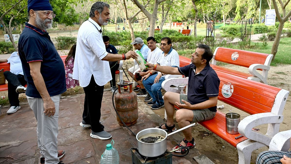हैप्पी एनवायरनमेंट टी क्लब में चाय बनाते हुए दीपक | फोटो: सूरज सिंह बिष्ट/दिप्रिंट
