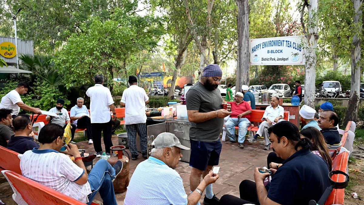 हैप्पी एनवायरनमेंट टी क्लब में 40 से 85 वर्ष की आयु के पुरुष मेंबर्स हैं | फोटो: सूरज सिंह बिष्ट/दिप्रिंट
