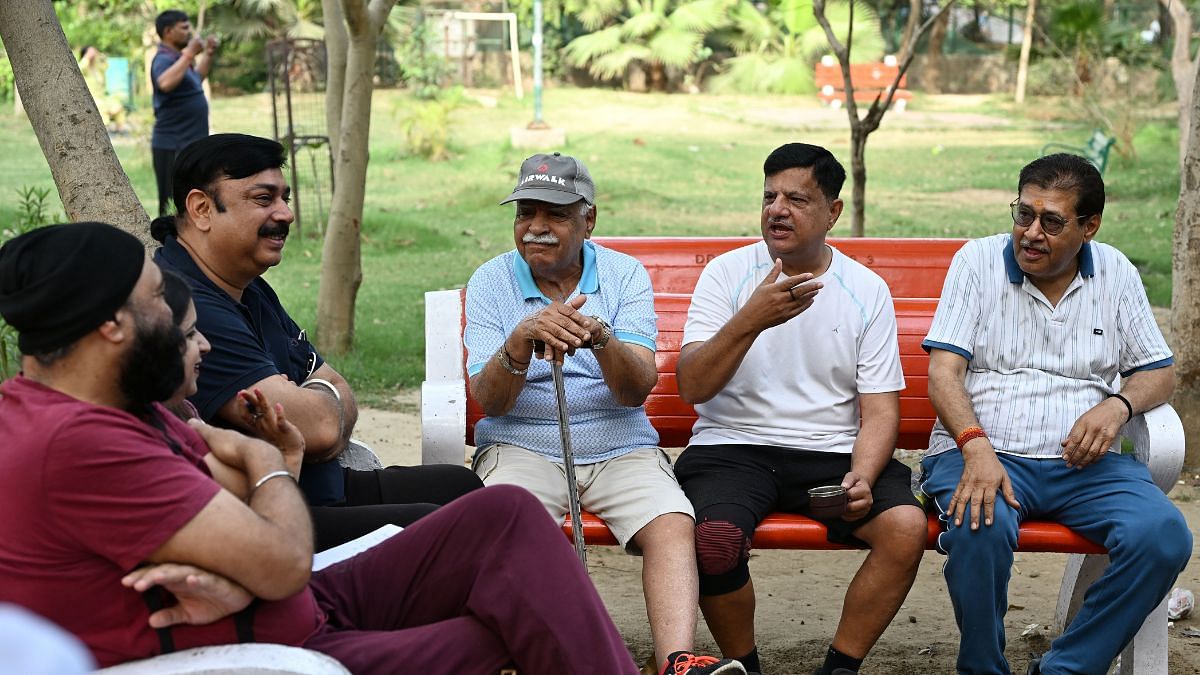 हर सुबह हैप्पी एनवायरनमेंट टी क्लब के मेंबर्स एक साथ चाय का लुत्फ उठाते हैं और दिल खोलकर हंसते हैं | फोटो: सूरज सिंह बिष्ट/दिप्रिंट