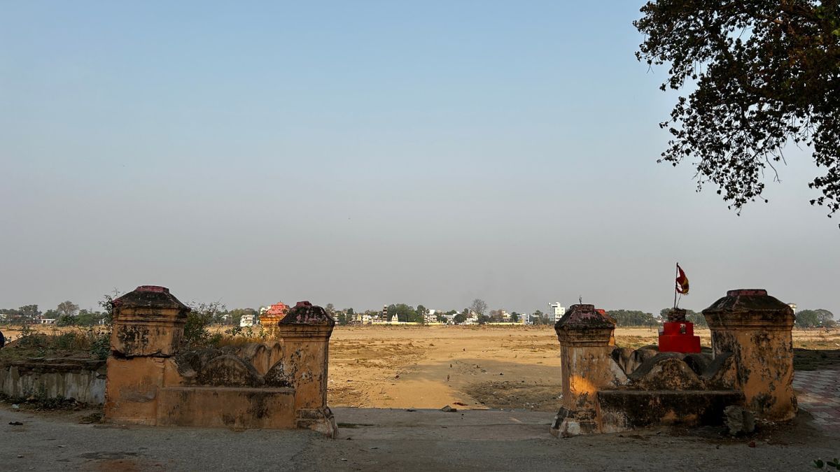 The Phalgu river flows beside Bodh Gaya Hindu Math. Every year, lakhs of Hindus from across the world visit to perform Pind Daan | Jyoti Yadav, ThePrint