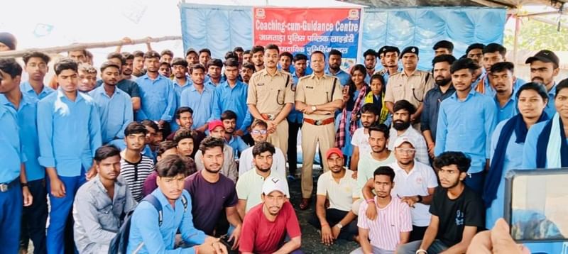 कोचिंग-कम-गाइडेंस सेंटर के उद्घाटन के मौके पर एसपी वकारिब और प्रोबेशनरी आईपीएस अधिकारी राघवेंद्र शर्मा | फोटो: नूतन शर्मा/दिप्रिंट