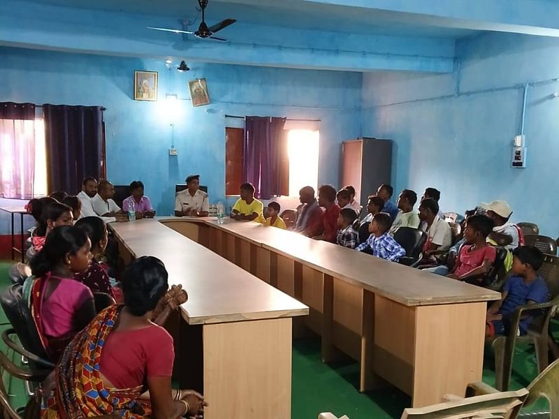 जामताड़ा पंचायत घर में पुलिस जनता से मिलते हुए. अधिकारी अब गिरफ्तारी करने के बजाय सलाह देने आते हैं | फोटो: नूतन शर्मा/दिप्रिंट