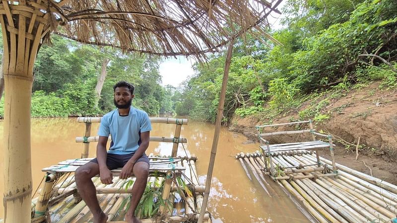 बांस की नाव चलाकर समनाथ नायक को अपने ही गांव के पास काम मिल गया है — यह अब बस्तर के बदलते भविष्य की नई कहानी है | फोटो: शुभांगी मिश्रा/दिप्रिंट