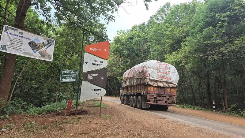 कांगेर घाटी में बने टूरिस्ट स्पॉट्स के साइनबोर्ड अब नए बस्तर की पहचान बन चुके हैं | फोटो: शुभांगी मिश्रा/दिप्रिंट