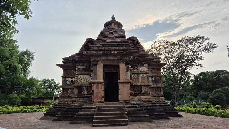 अब बस्तर सिर्फ शांति की ओर नहीं, बल्कि समृद्धि और पहचान की ओर भी बढ़ रहा है. इसका एक उदाहरण है नारायणपाल मंदिर — एक हज़ार साल पुरानी ऐतिहासिक धरोहर, जो अब एक प्रमुख पर्यटन स्थल बन चुका है | फोटो: शुभांगी मिश्रा/दिप्रिंट