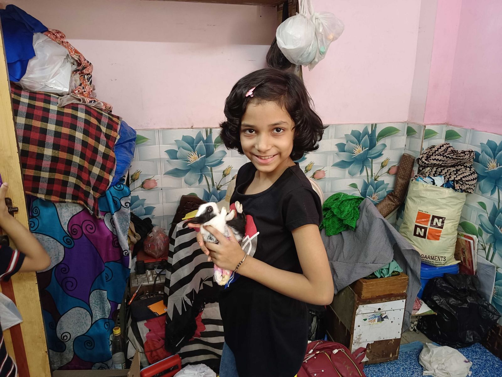 एना शहर की सबसे अच्छी गाइड बनने का सपना देखती हैं और अपने भविष्य के घर को कुत्तों, बिल्लियों, खरगोशों और पक्षियों से भरने का सपना देखती है | फोटो: अलमिना खातून/दिप्रिंट