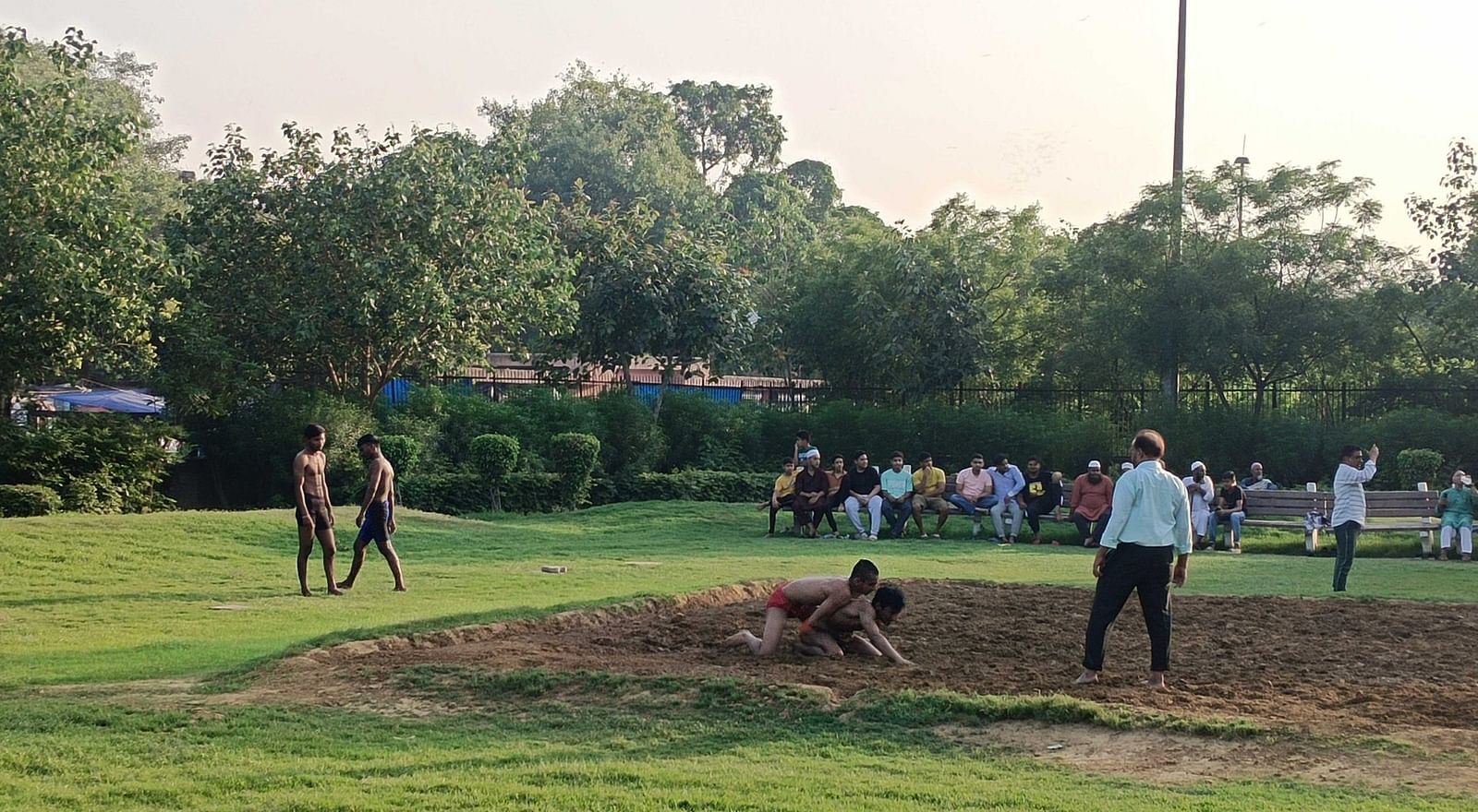 एनाबिया अपनी पुरानी दिल्ली यात्रा के दौरान कुश्ती स्थल दिखाती हुईं. एनाबिया अपने ग्रुप को कुश्ती अखाड़े में ले जाती हैं, जहां वे स्थानीय पहलवानों और पुरानी दिल्ली की कम प्रसिद्ध परंपराओं की कहानियां साझा करती हैं | फोटो: अलमिना खातून/दिप्रिंट