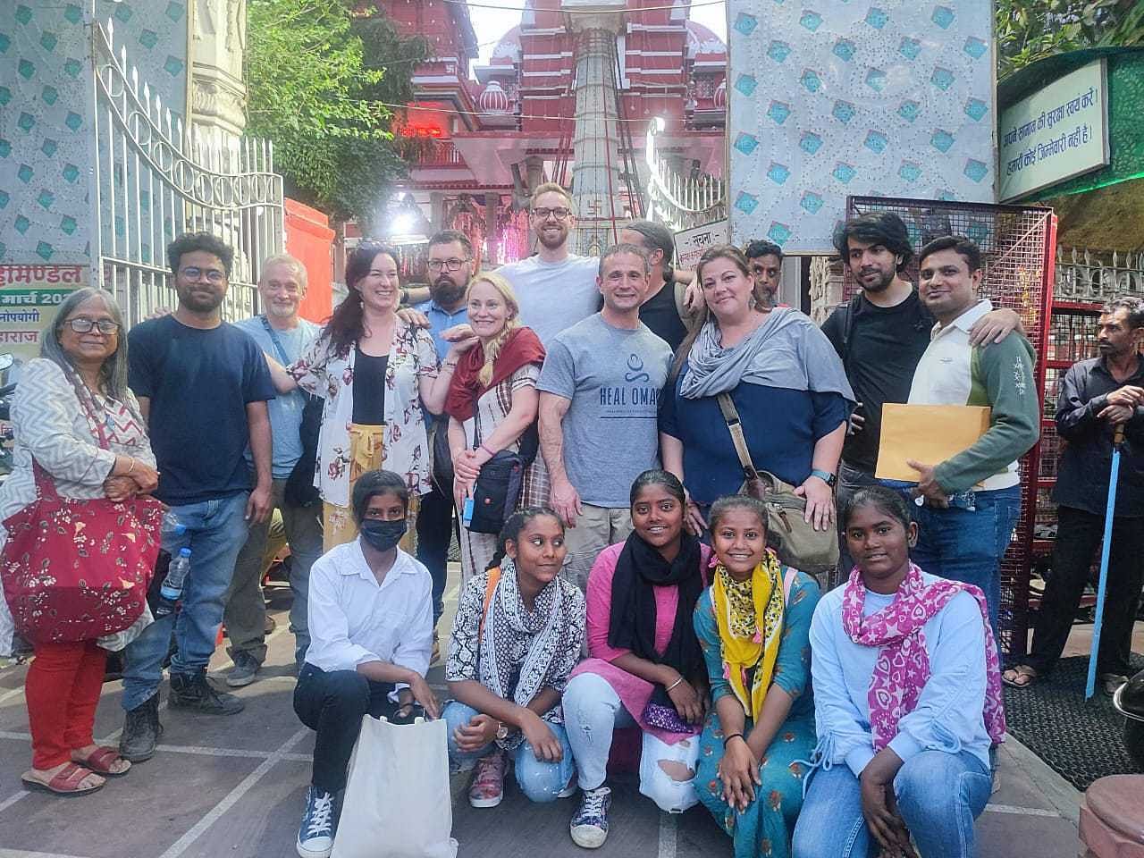 पुरानी दिल्ली वालों की बातें के युवा गाइड पुरानी दिल्ली में जिज्ञासु पर्यटकों के एक समूह का नेतृत्व करते हैं | फोटो: स्पेशल अरेंजमेंट