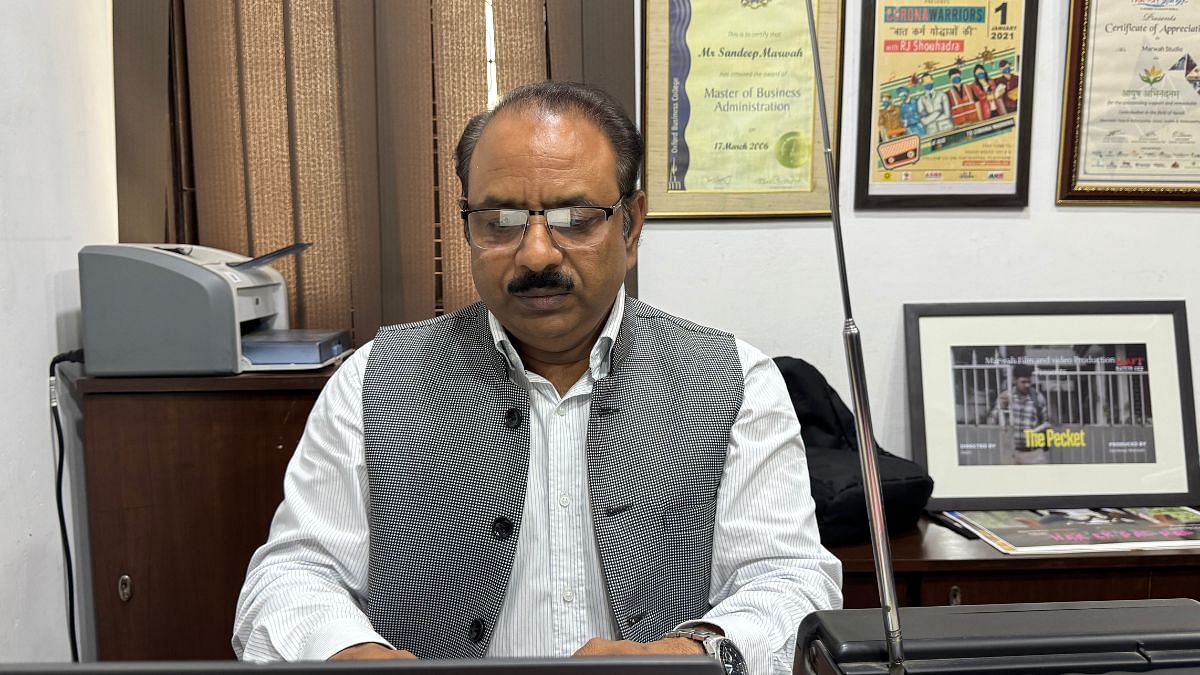 107.4 FM के डायरेक्टर सुशील भारती — जिनके मुताबिक, यह स्टेशन नोएडा के साथ-साथ विकसित हुआ है | फोटो: सागरिका किस्सू/दिप्रिंट