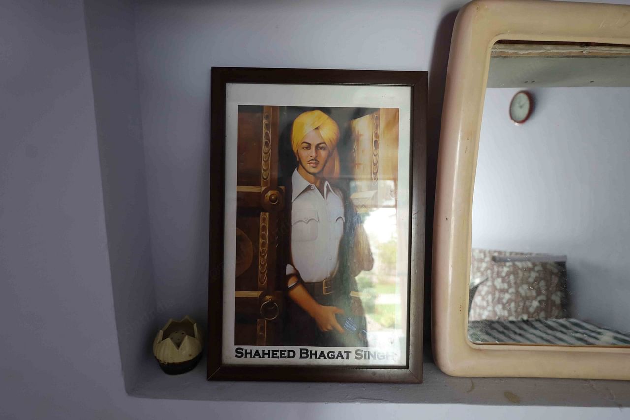 एक कमरे में भगत सिंह की तस्वीर सिख गुरुओं के चित्रों के साथ रखी गई है | फोटो: मनीषा मोंडल/दिप्रिंट