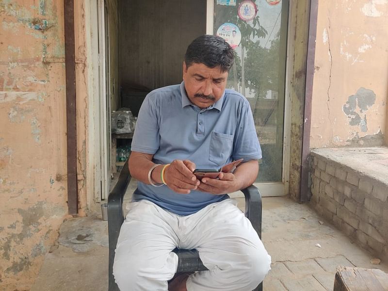 55 साल के श्रवण कुमार ग्रामीणों से आने वाली बेचैन कॉल्स का जवाब देने में व्यस्त हैं. वे उस गांव को बचाने के मिशन पर हैं जिसे उनके परिवार ने विभाजन के दौरान बनाने में मदद की थी | फोटो: कृष्ण मुरारी/दिप्रिंट