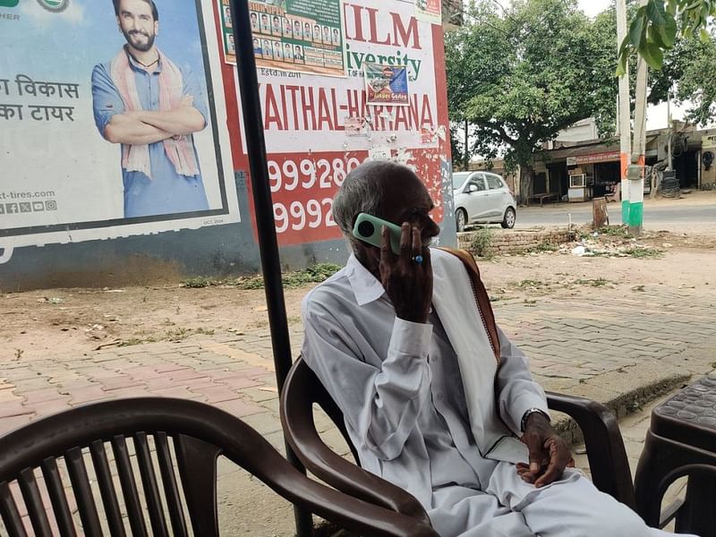 75 वर्षीय मोती राम का जन्म एक ऐसे परिवार में हुआ जो पाकिस्तान के लायलपुर से थेह पोलर में आकर बसा था. उनका दावा है कि यह ज़मीन बंजर और बेकार थी और शरणार्थियों ने इसे रहने लायक बना दिया | फोटो: कृष्ण मुरारी/दिप्रिंट
