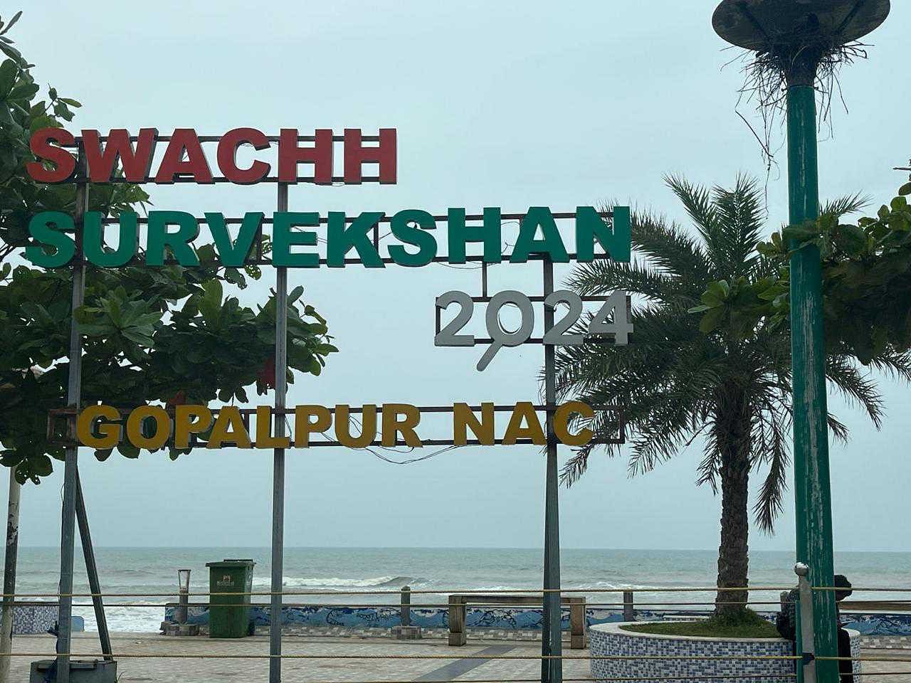 गोपालपुर एक फेमस टूरिस्ट स्पॉट है, यहां तक कि कुछ विदेशी पर्यटक भी यहां आते हैं. पर्यटन विभाग के आंकड़ों के अनुसार, 2023 में 2,90,050 लोग गोपालपुर आए | फोटो: नूतन/दिप्रिंट