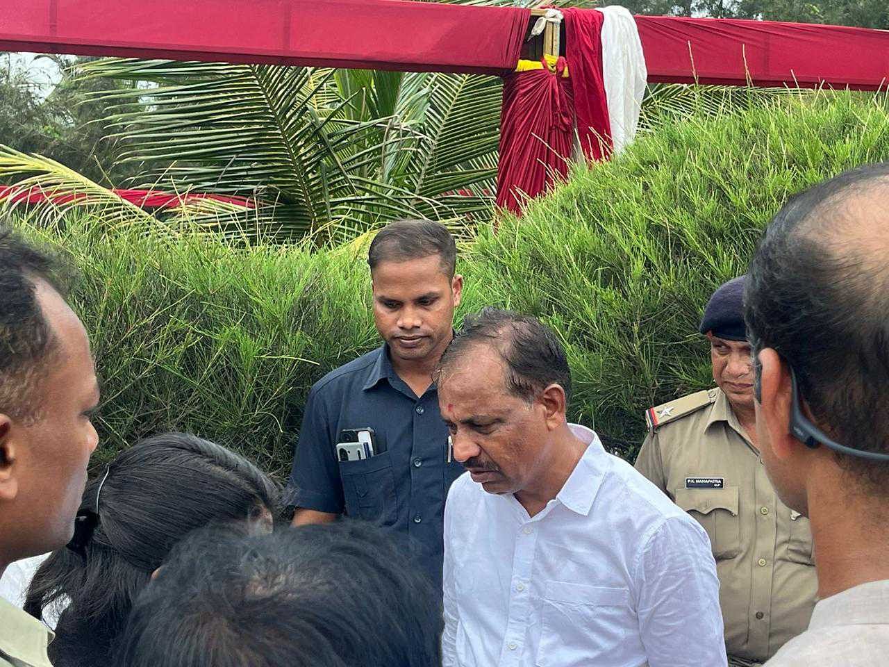 गोपालपुर विधायक और ओडिशा के वाणिज्य, परिवहन, इस्पात और खान मंत्री बिभूति कुमार जेना ने बुधवार को पुलिस अधीक्षक के साथ घटनास्थल का दौरा किया | फोटो: नूतन/दिप्रिंट