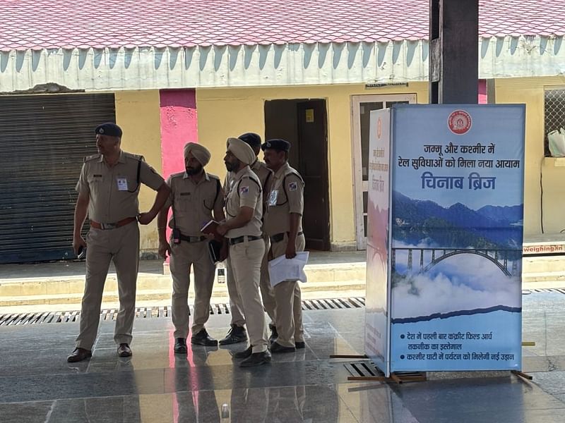 श्री माता वैष्णो देवी रेलवे स्टेशन पर तैनात पुलिसकर्मी | फोटो: अनीशा नेहरा/दिप्रिंट