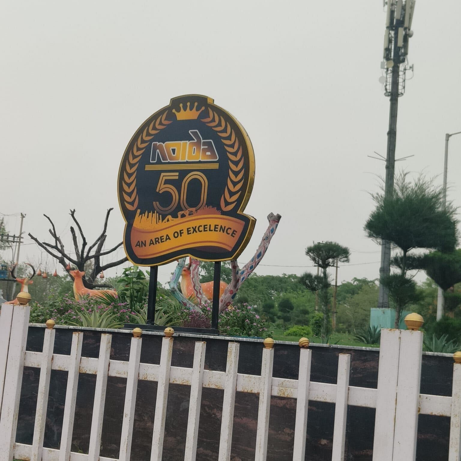 नोएडा ग्रेटर नोएडा एक्सप्रेसवे पर नोएडा अथॉरिटी द्वारा लगाया गया एक बोर्ड, जिसमें शहर के 50 साल पूरे होने का जश्न मनाया जा रहा है | फोटो: अनुराग चौबे/दिप्रिंट