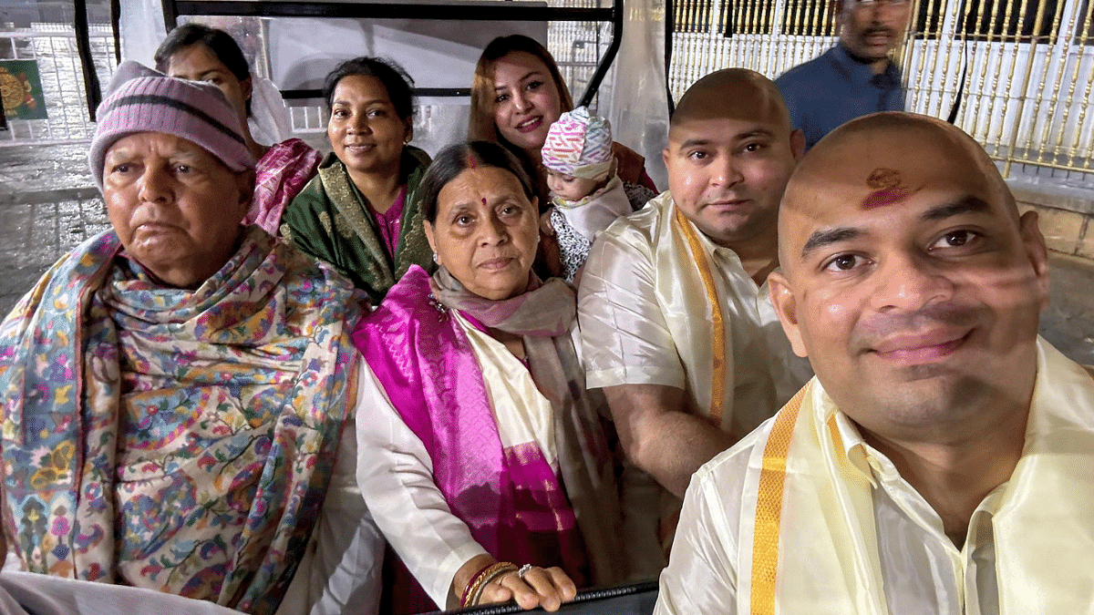 राजद अध्यक्ष लालू प्रसाद यादव अपनी पत्नी राबड़ी देवी, बहू राजश्री और बेटों तेज प्रताप और तेजस्वी यादव के साथ 2023 में तिरुपति बालाजी मंदिर में पूजा करते हुए | एएनआई