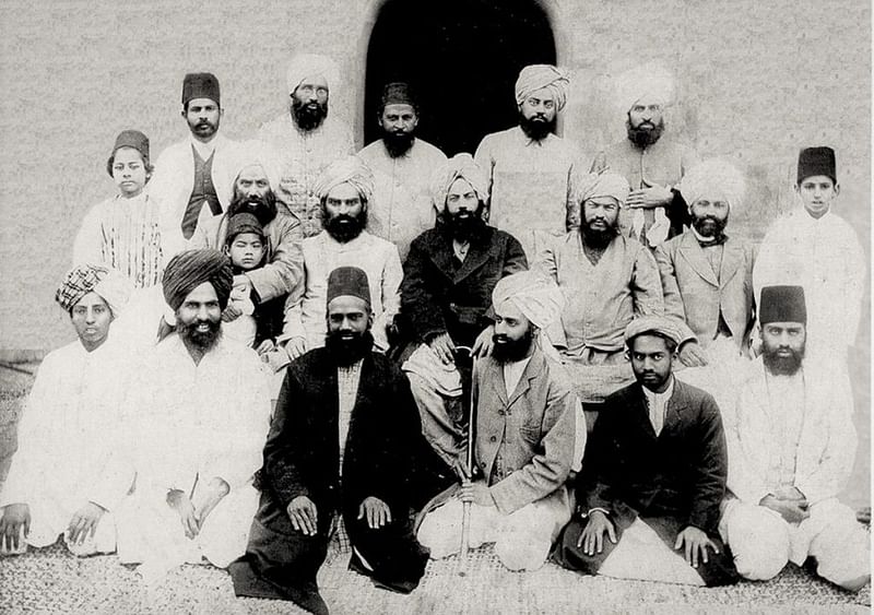 1900 के दशक की शुरुआत में अहमदिया संप्रदाय के संस्थापक मिर्ज़ा गुलाम अहमद, गुरदासपुर के कादियां में अपने साथियों के साथ | कॉमन्स