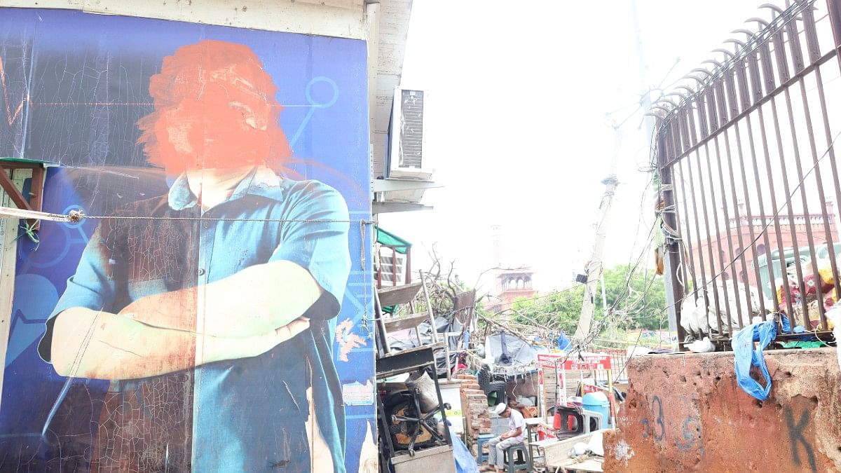 East-CM Kejriwal's face was taken out of the outer wall of the Mohalla Clinic in Meena Bazaar. Print