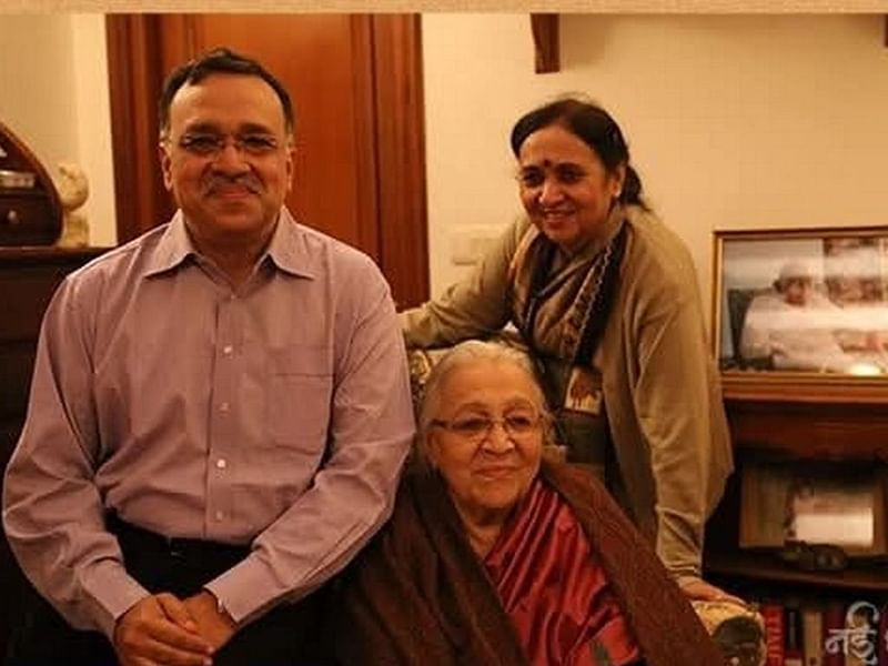 प्रमथ सिन्हा अपनी मां शीला और बहन मंजरी जारुहर के साथ | फोटो: विशेष प्रबंध