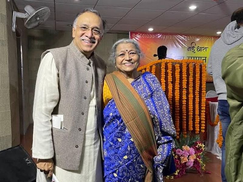 नई धारा कार्यक्रम के दौरान हिंदी-मैथिली विद्वान उषा किरण खां के साथ प्रमथ राज सिन्हा | फोटो: विशेष प्रबंध