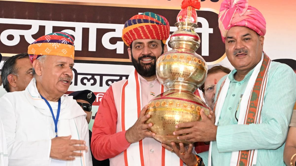 केंद्रीय मंत्री राव इंद्रजीत सिंह और हरियाणा के सीएम नायब सिंह सैनी 15 जून, 2025 को हरियाणा के रेवाड़ी में एक रैली में एक मंच पर | फोटो: स्पेशल अरेंजमेंट और दिप्रिंट