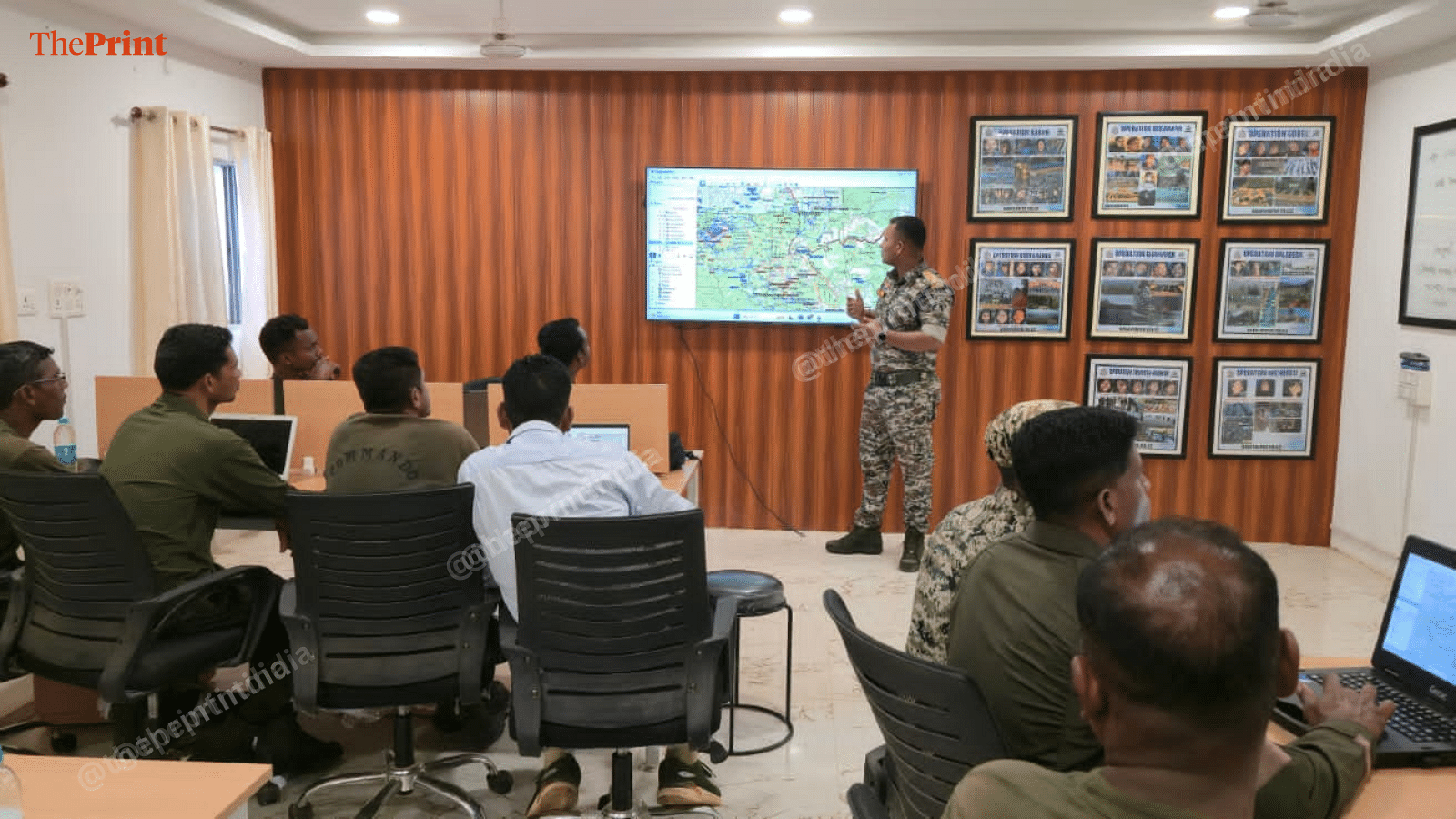 माओवादियों के बारे में एकत्रित इनपुट और कार्रवाई की योजना के बारे में डीआरजी टीम की ब्रीफिंग | फोटो: सूरज सिंह बिष्ट/दिप्रिंट