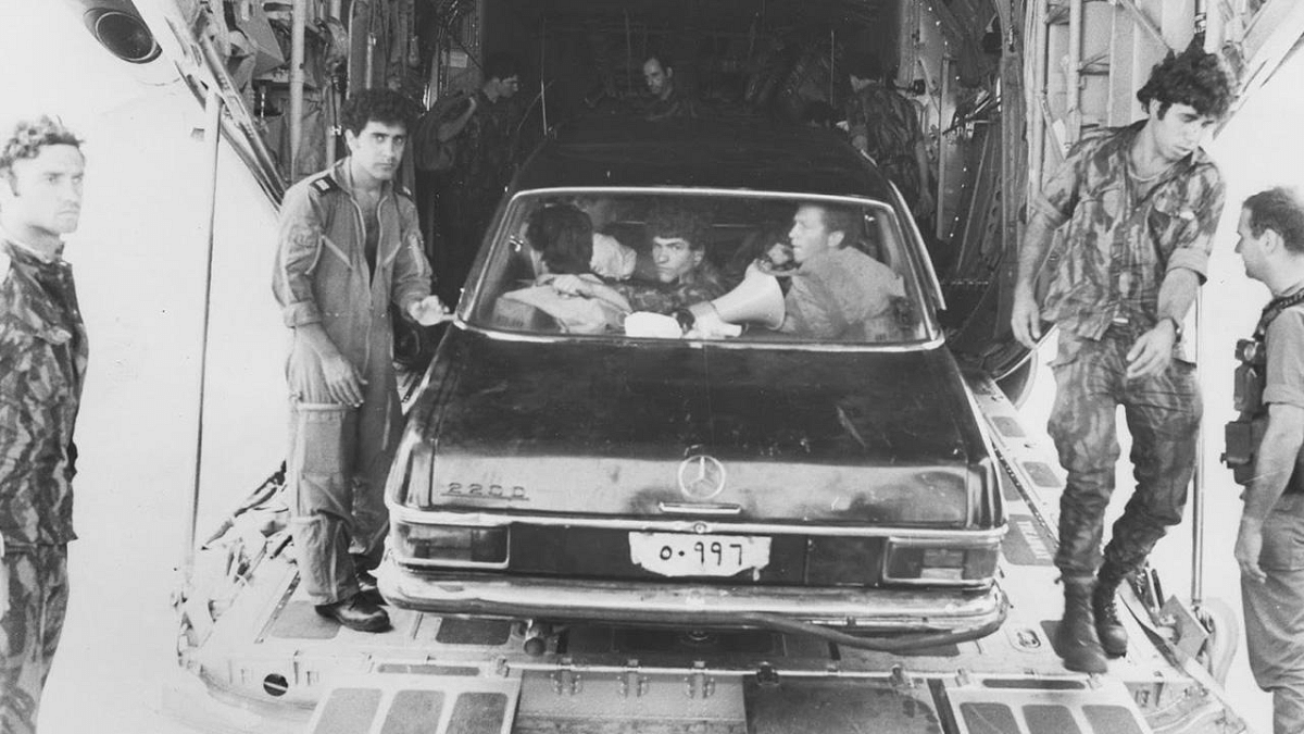 Commandos from Sayeret Matkal with the Mercedes they used to deceive the Ugandans | Commons/IDF
