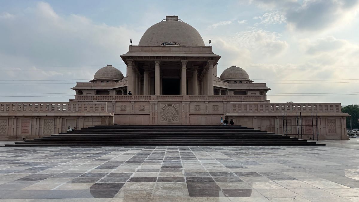 मायावती सरकार द्वारा निर्मित दलित प्रेरणा स्थल पर अक्सर छुट्टियों के दिनों में नोएडा के लोग आते हैं | फोटो: अंतरा बरुआ/दिप्रिंट