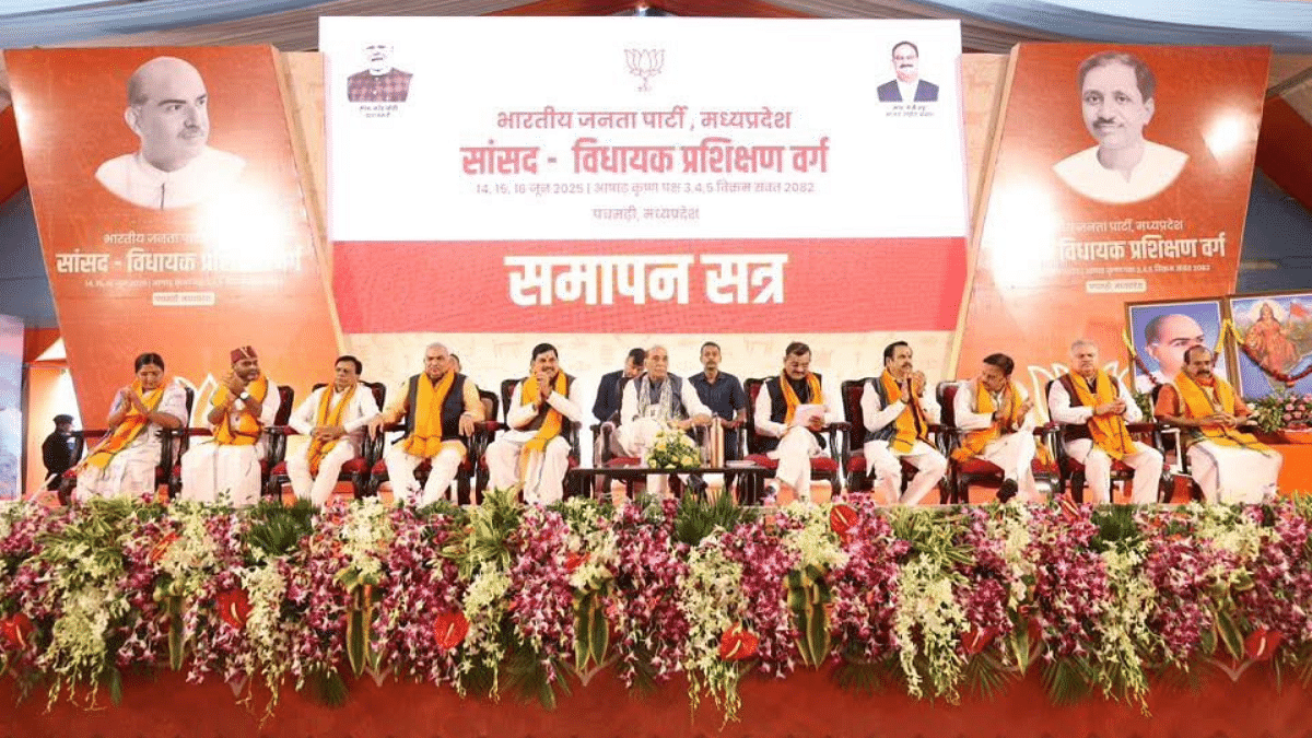 Union minister Rajnath Singh and other leaders at the training programme | @shivprakashbjp
