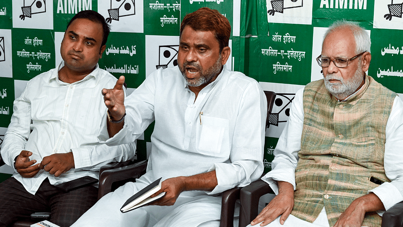 एआईएमआईएम बिहार के अध्यक्ष अख्तरुल ईमान (बीच में) ने कहा कि उन्होंने संभावित गठबंधन के लिए आरजेडी से संपर्क किया है | फाइल फोटो: एएनआई