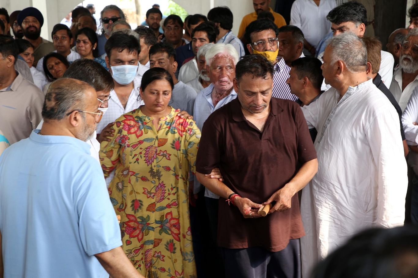 The parents of Shubh and Shagun Modi at the cremation site | Hanif Sindhi