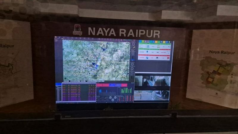 नवा रायपुर में केंद्रीय नियंत्रण कक्ष. स्मार्ट सिटी सेटअप के तहत अधिकारी पानी, बिजली, यातायात और सीसीटीवी फीड पर नज़र रखते हैं | फोटो: शुभांगी मिश्रा/दिप्रिंट
