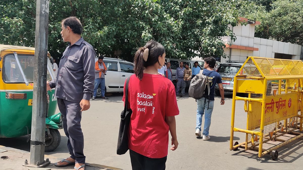 16-वर्षीय काजल के लिए, ये टूर सिर्फ नौकरी से बढ़कर हैं — ये आत्मविश्वास और दोस्ती बनाने का एक मौका हैं | फोटो: अलमिना खातून/दिप्रिंट