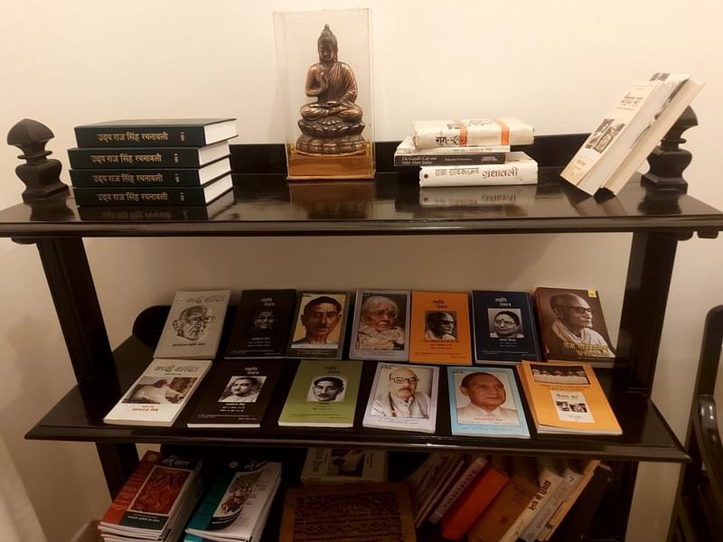 कवि कृष्ण कल्पित ने अपनी नई धारा निवास की शुरुआत करने के बाद लिखा, “मैं उन्हें छूता हूं, देखता हूं और रोमांचित होता हूं.” | फोटो: फेसबुक/@कृष्ण कल्पित