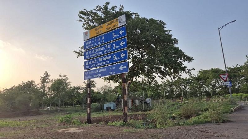 नवा रायपुर में एक साइनबोर्ड जो सेक्टरों, यूनिवर्सिटी, खुदरा केंद्रों और हवाई अड्डे की ओर इशारा करता है. शहर में कई दिशाओं में सफल होने की महत्वाकांक्षा है | फोटो: शुभांगी मिश्रा/दिप्रिंट