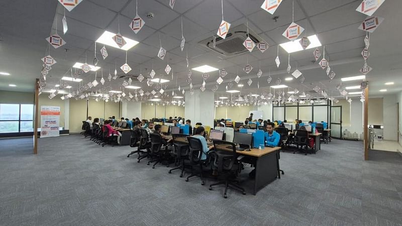 हैदराबाद स्थित स्क्वायर बिजनेस सर्विसेज प्राइवेट लिमिटेड की नवा रायपुर शाखा. एसोसिएट वाइस प्रेसिडेंट विनय कुमार आचार्य ने कहा, “यह हमारा प्रमुख केंद्र बन गया है” | फोटो: शुभांगी मिश्रा/दिप्रिंट