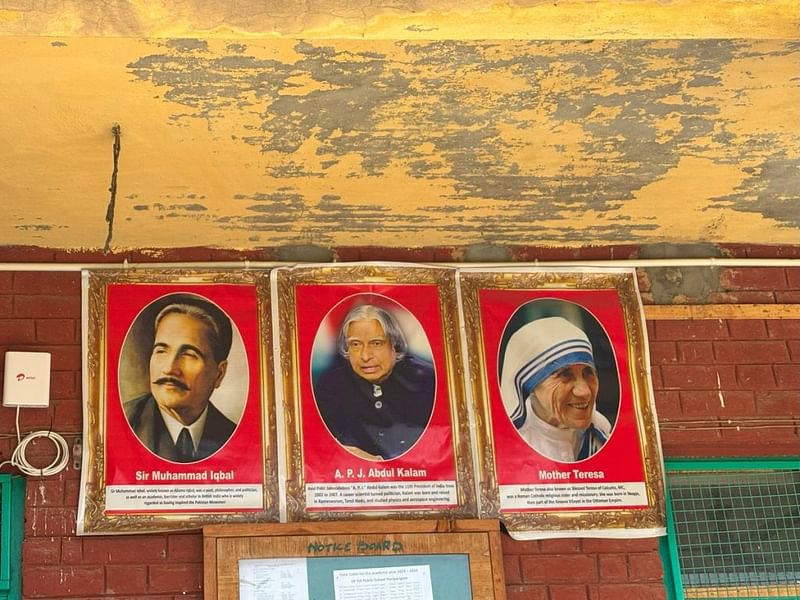 कश्मीर में एक अहमदिया स्कूल की दीवार पर मुहम्मद इकबाल, ए.पी.जे. अब्दुल कलाम और मदर टेरेसा के चित्र टंगे हैं | फोटो: अनीशा नेहरा/दिप्रिंट