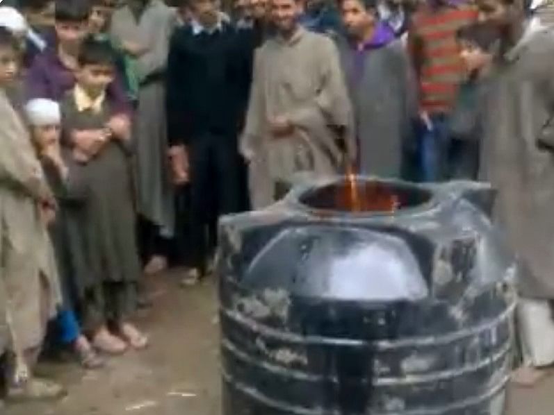 अहमदिया द्वारा पानी की टंकी का इस्तेमाल करने के बाद उसे आग के हवाले कर दिया गया | क्रेडिट: YouTube स्क्रीनग्रैब