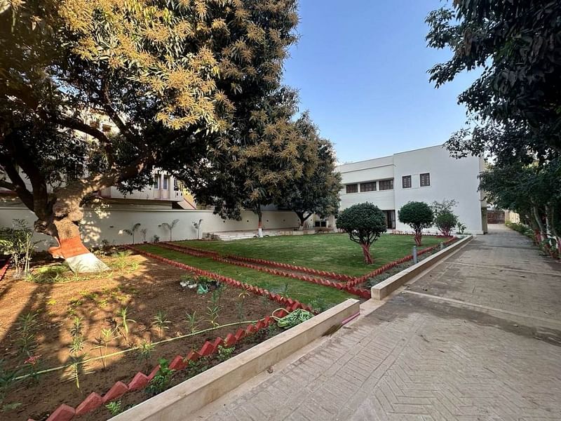बिहार में पुनर्निर्मित सूरजपुरा हाउस, सिन्हा परिवार का पारिवारिक घर है, जो आम के पेड़ों से घिरा हुआ है. अब यहां इस साल नई धारा द्वारा स्थापित लेखकों का निवास है | फोटो: विशेष प्रबंध