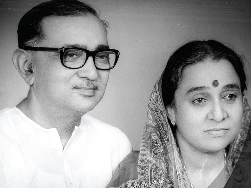 उदय राज सिंह अपनी पत्नी शीला के साथ. “बाबूजी के निधन के बाद भी, अम्मा ने पिछले 17 वर्षों से नई धारा को जीवित रखा”, उनके बेटे प्रमथ सिन्हा ने 2021 में एक लेख में लिखा | फोटो: विशेष प्रबंध